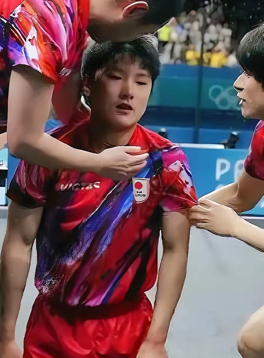 日本乒乓球队完胜瑞典乒乓球队，张本智和送出助攻