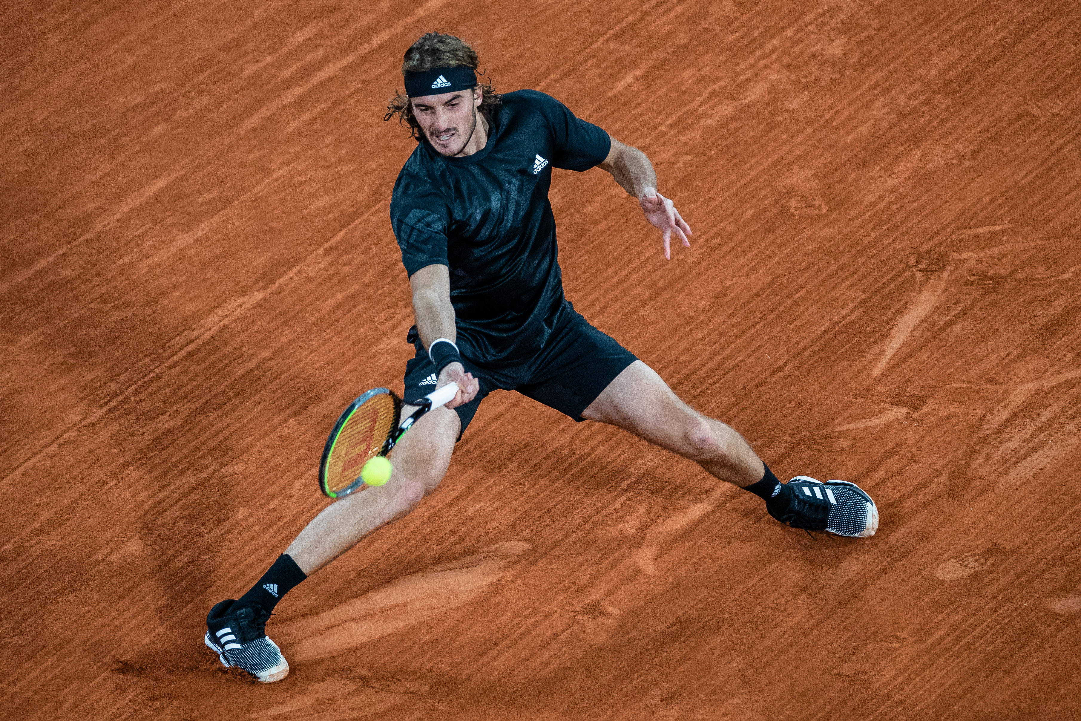 英国网球队翻盘德国网球队，西西帕斯送出助攻