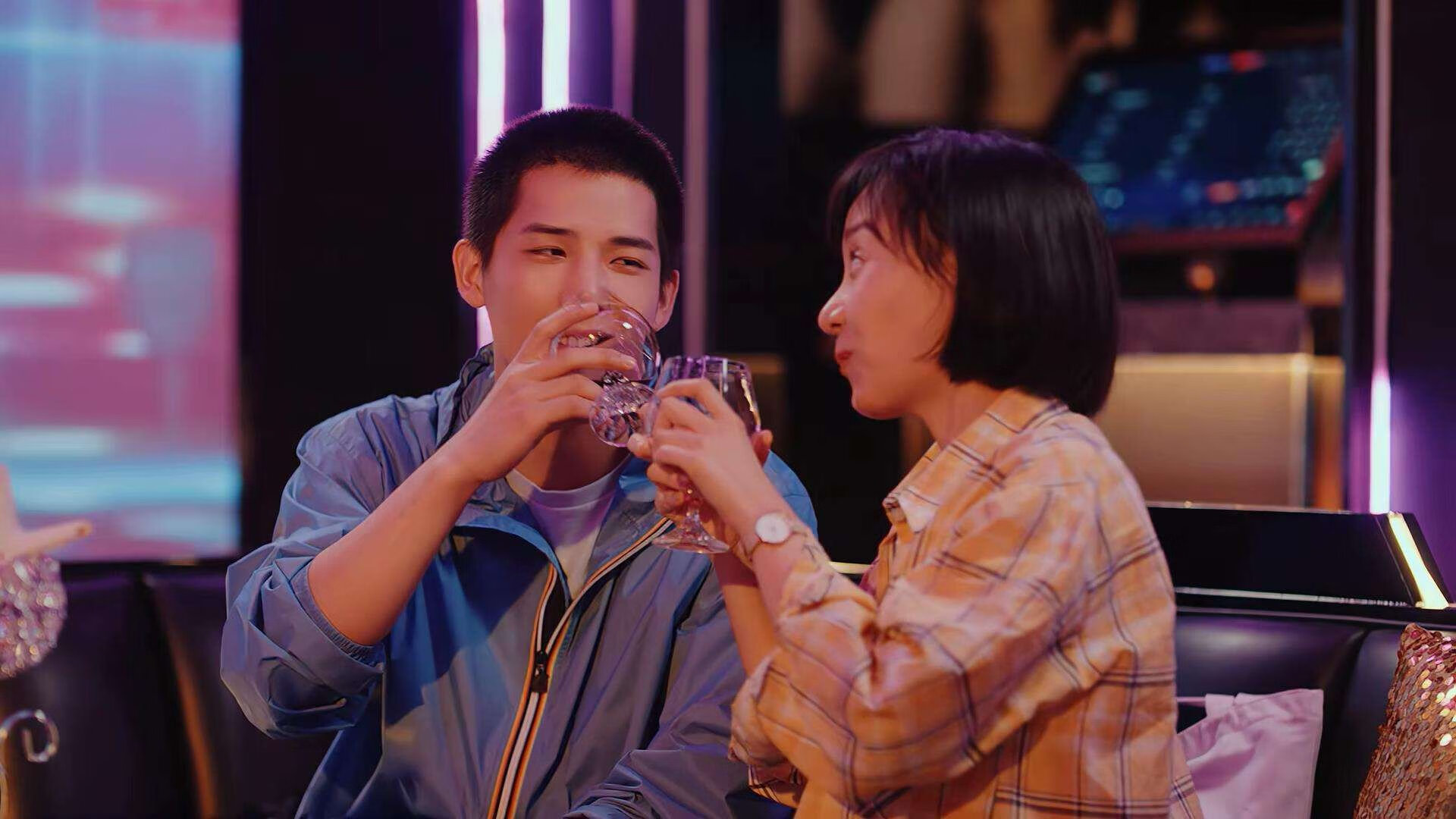 巨星闪耀，强队碾压，布克领衔湖人轻取上海男篮