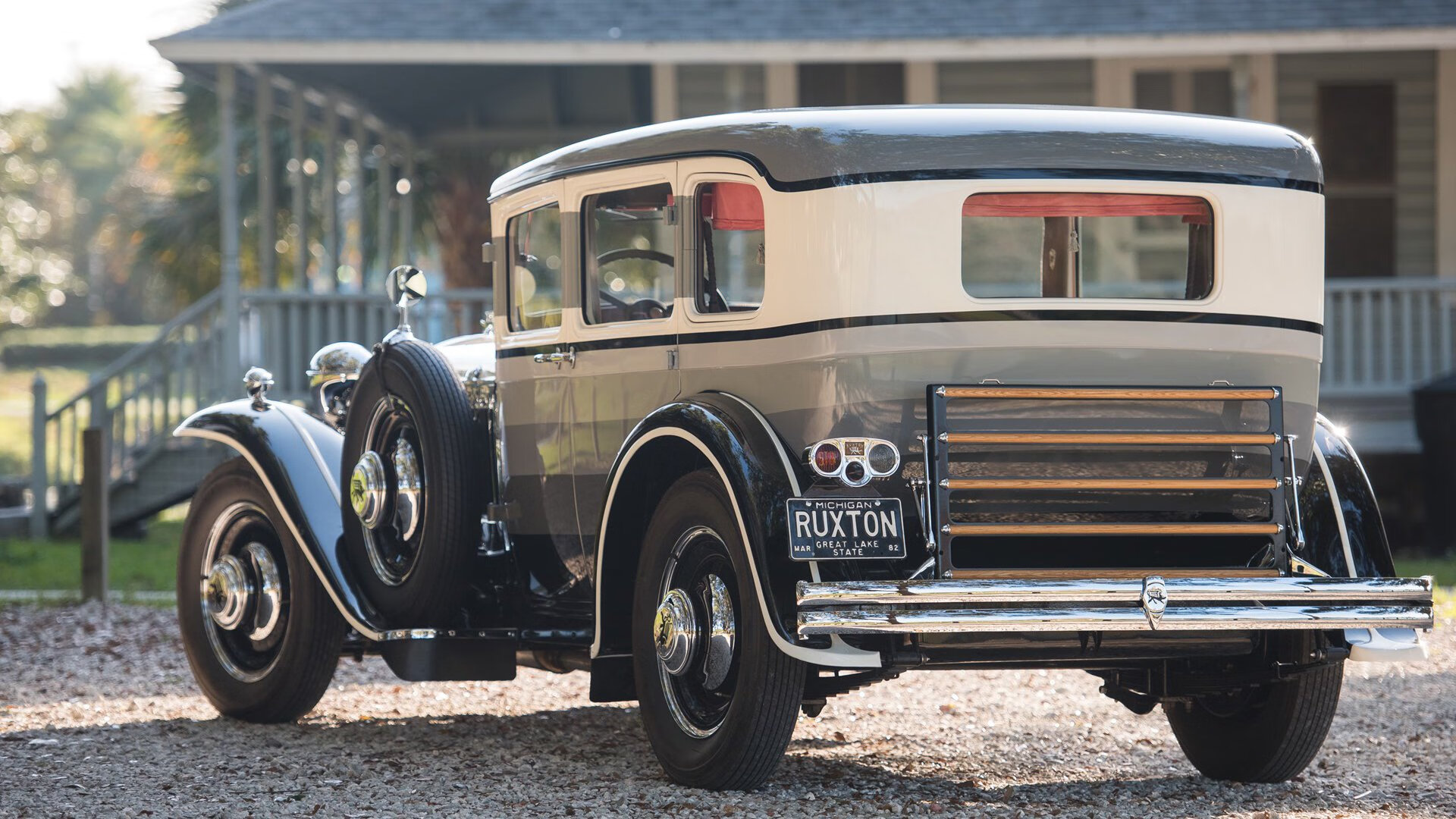 终点线前的篮球智慧，当F1收官战变成尼克斯与马刺的战术沙盘