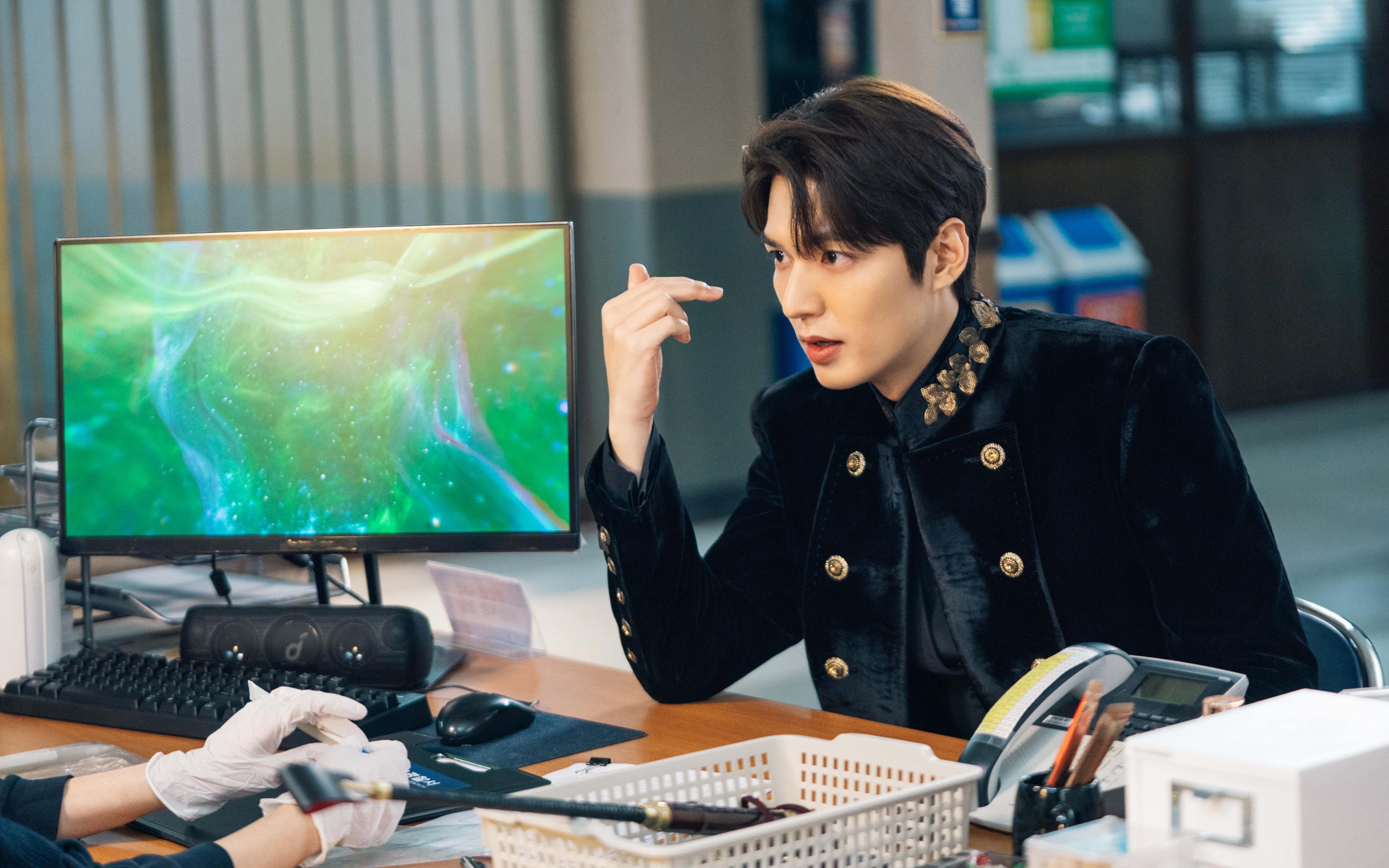 开云体育登录-战术的手术刀，里昂如何用法比尼奥这一枚棋子，让利物浦的红色狂潮凝固在安菲尔德之夜